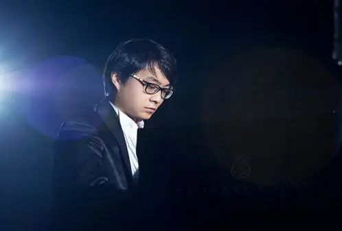 宋思衡的“宅抗疫” | 挑战主播、筹集口罩、闭关作曲，这位取消了20场演出的钢琴家原来这么忙！