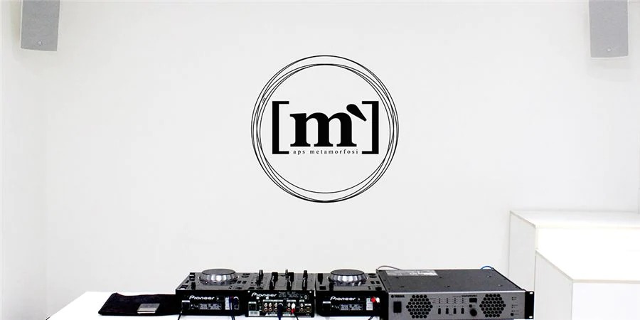 环球360帮助Metamorfosi酒吧中的工匠们